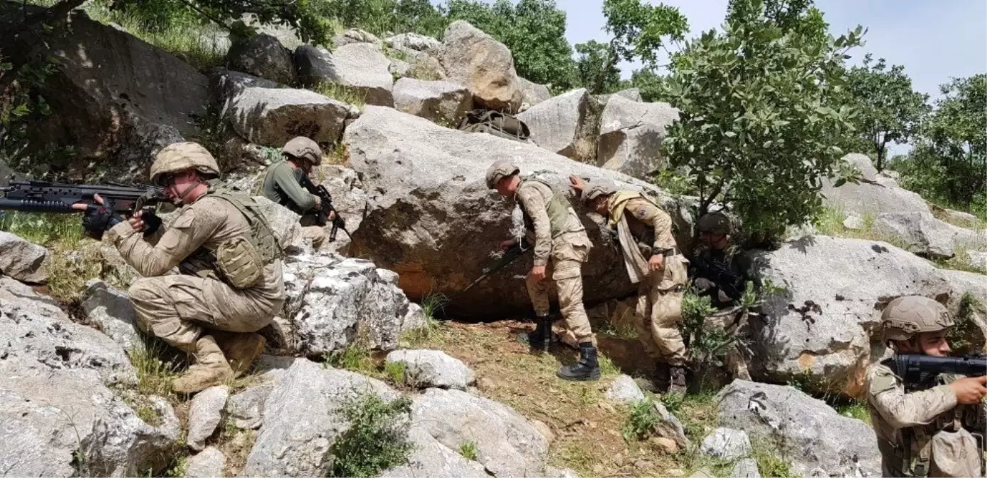 Siirt\'te toprağa gömülü PKK\'ya ait mühimmat ele geçirildi