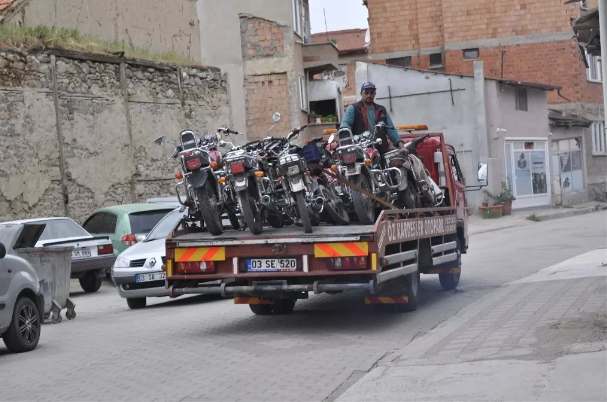 Şuhut\'ta trafik ekipleri plakasız ve eksik evraklı motosikletleri topladı