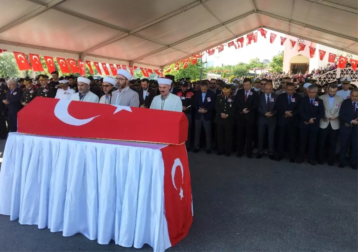 Trafik kazasında şehit olan polis memuru son yolculuğuna uğurlandı