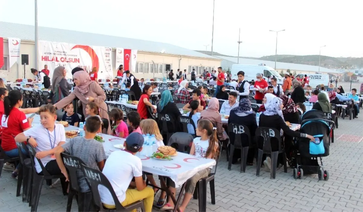 Türk Kızılay, 8 bin Suriyeliye iftar programı düzenledi