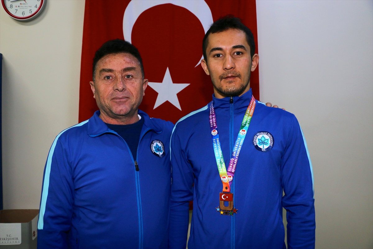 Türkmenistanlı boksör ESOGÜ\'ye madalya getirdi