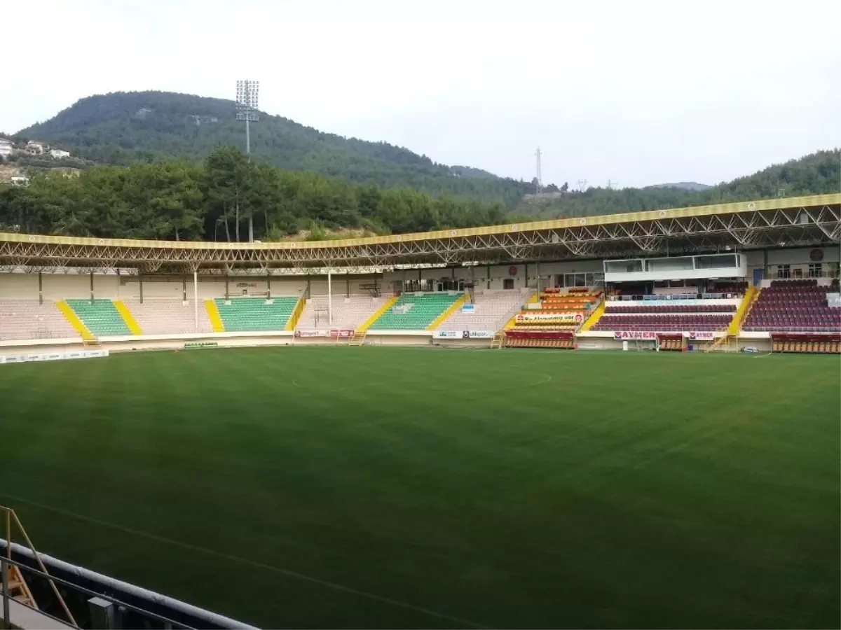 UEFA yetkilileri Alanya Bahçeşehir Okulları Stadyumunu denetledi