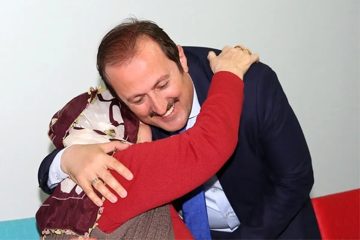 Vali Pehlivan ve eşi huzurevi sakinleriyle iftar sofrasında bir araya geldi