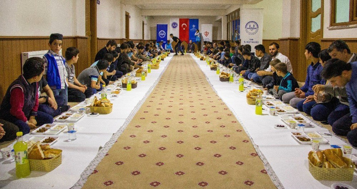 Van il müftülüğünden "İyilik Dünyaya Hâkim Olacak" sofrası