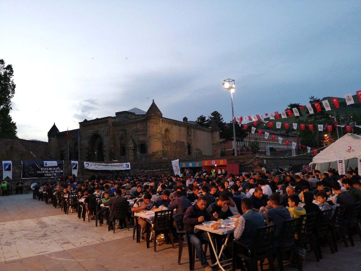 VEDAŞ, vatandaşlarla iftarda buluştu