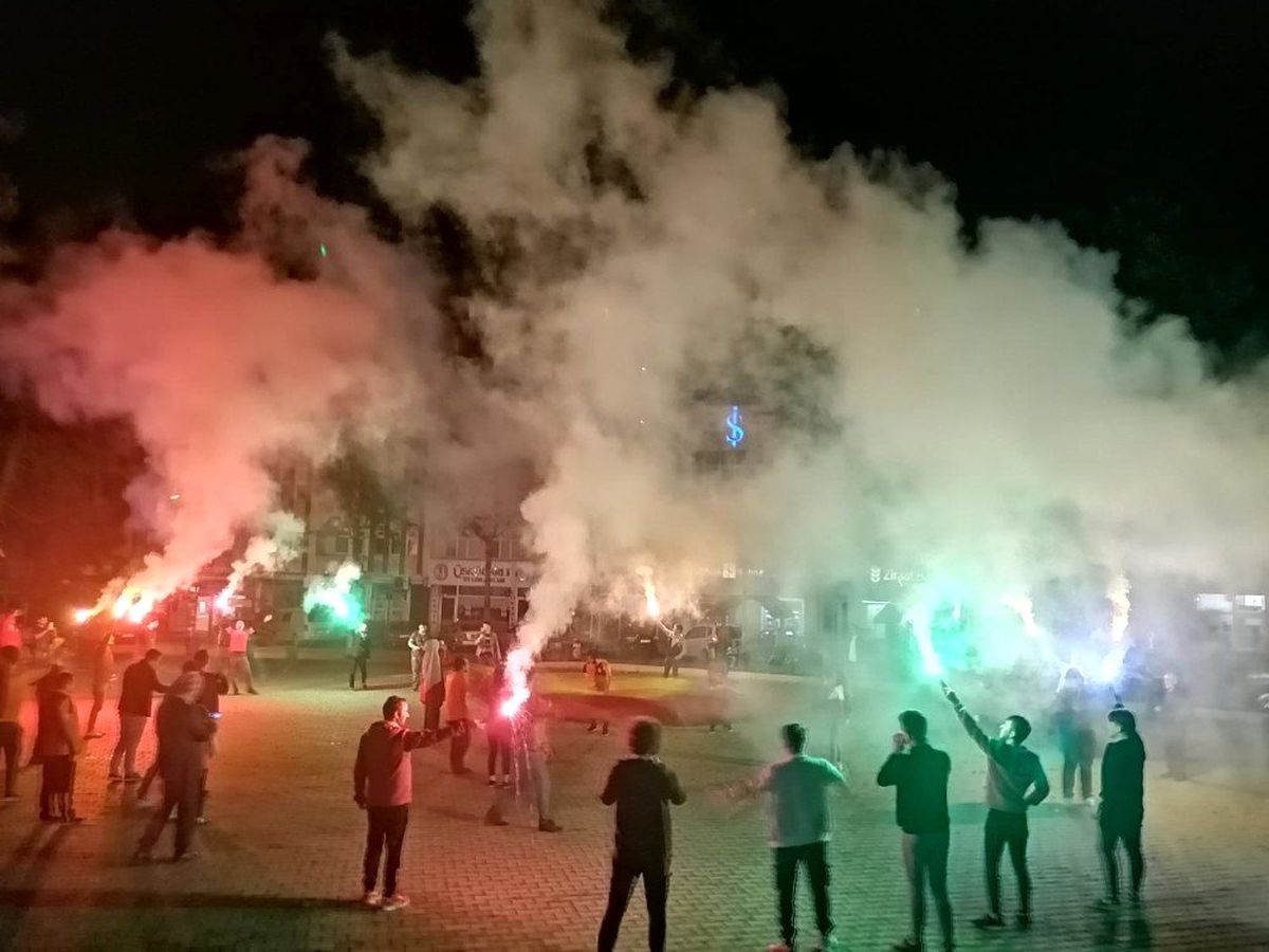 Yenice\'de Galatasaray taraftarından şampiyonluk kutlaması