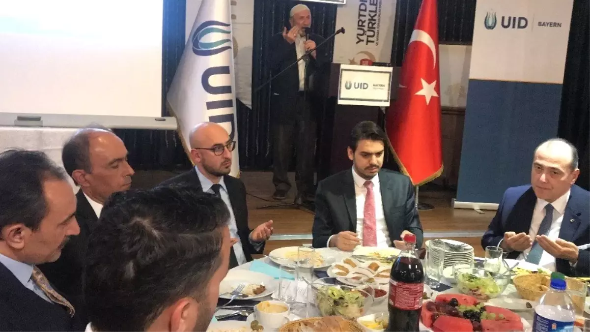 YTB Başkanı Abdullah Eren Münih\'teki iftarda vatandaşlarla buluştu