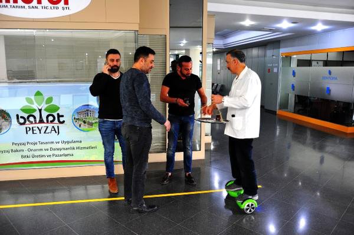 Yürümekte zorlanınca kaykay ile çay dağıtıyor