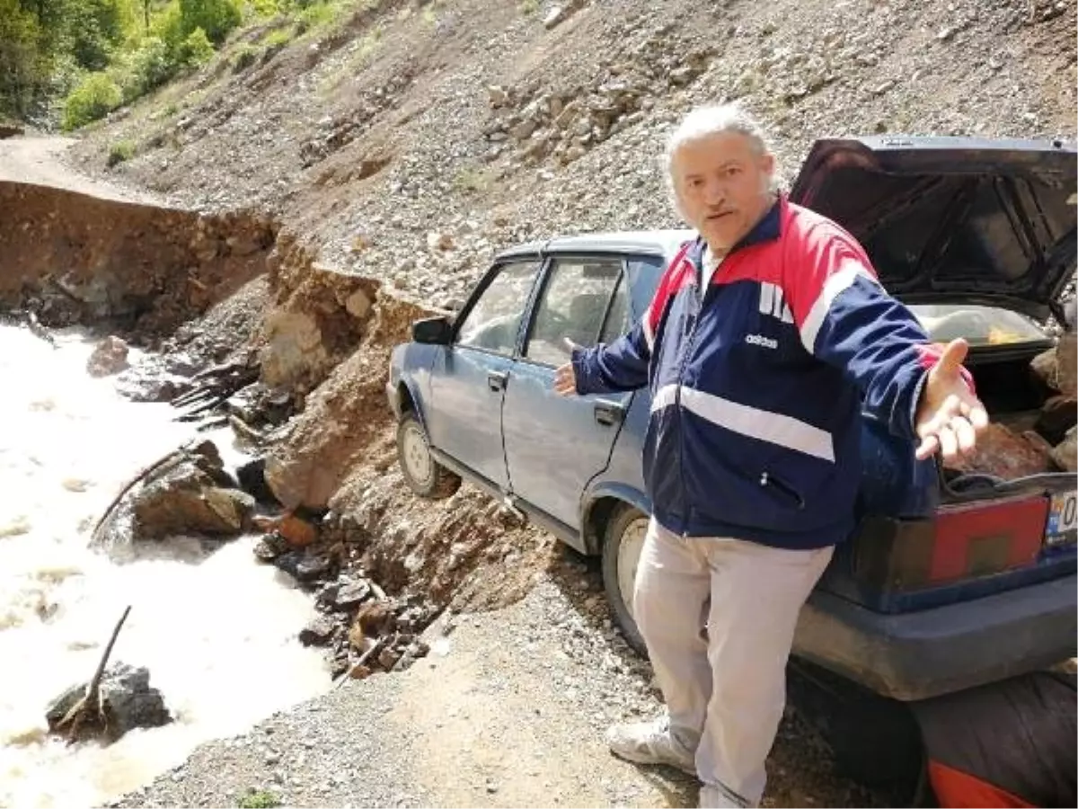 Yusufeli\'nde karlar eridi, taşan dere yolları kapattı