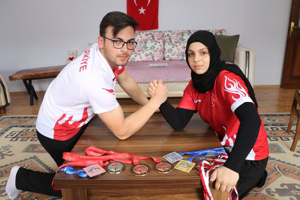 Abi-kardeş Yunanistan\'da bükmedik bilek bırakmadı
