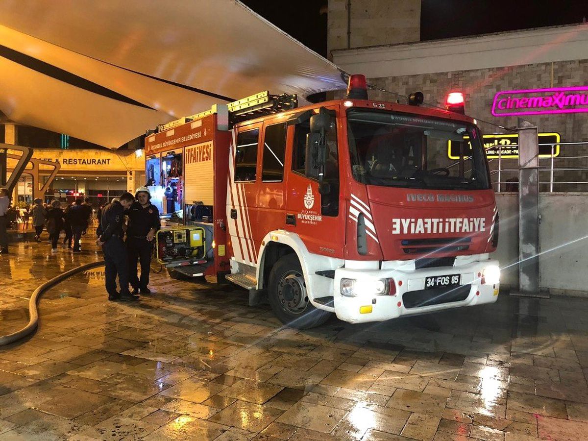 Alışveriş merkezini yoğun duman kapladı