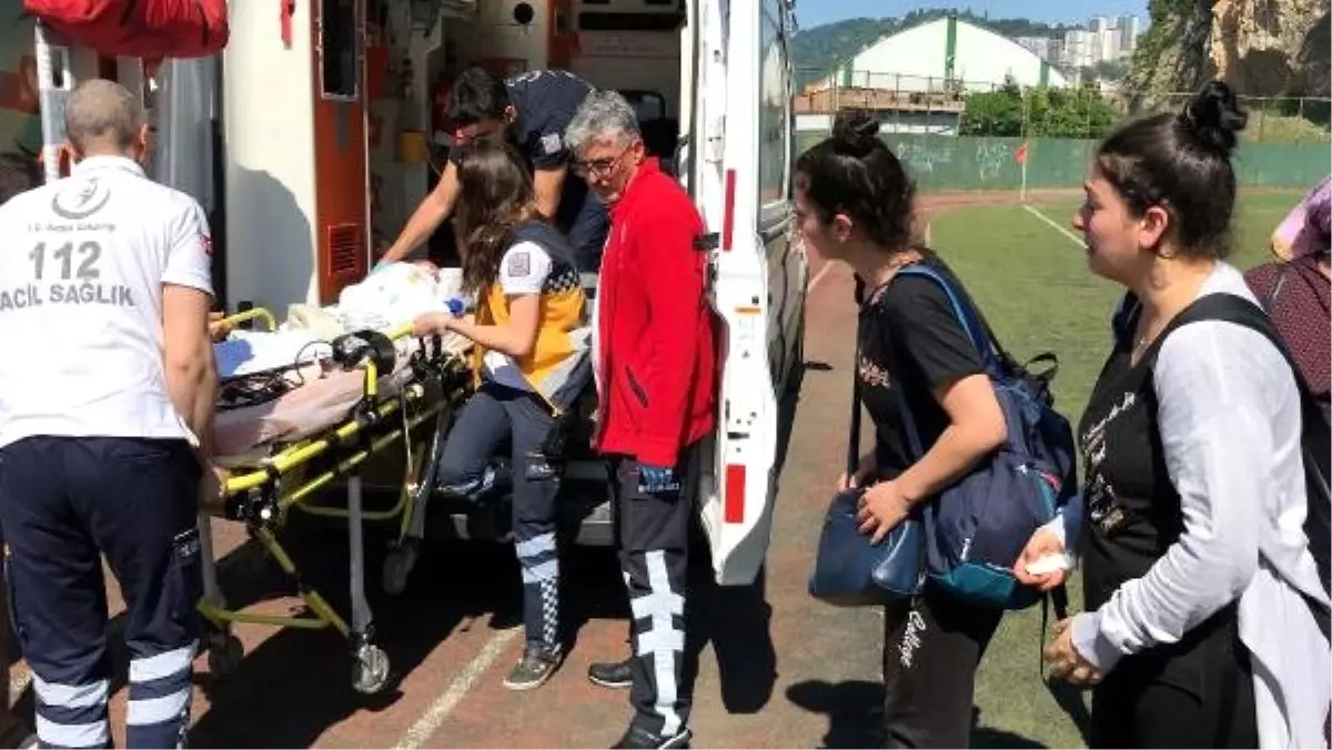 Ambulans helikopterle hastaneye sevk edilen Eflin\'in annesinin gözyaşları