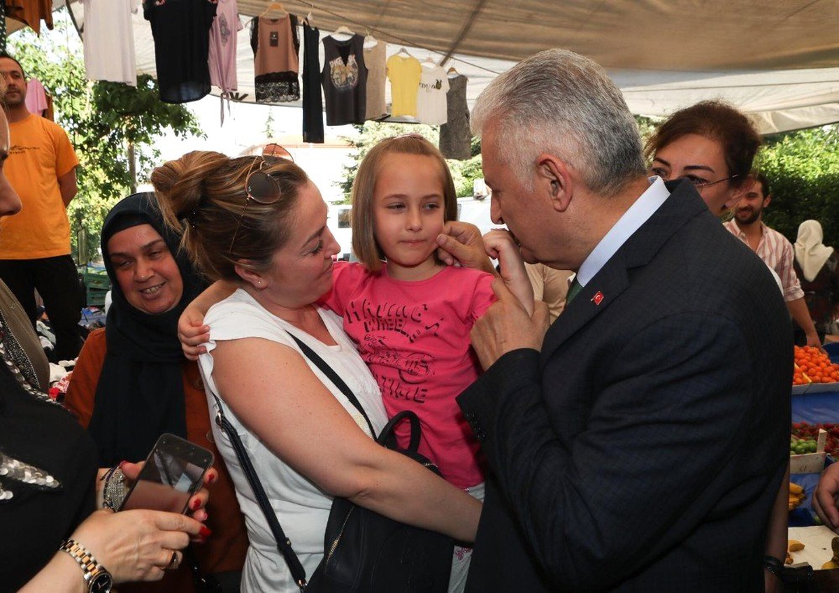 Binali Yıldırım\'dan Tuzla\'da esnaf ziyareti