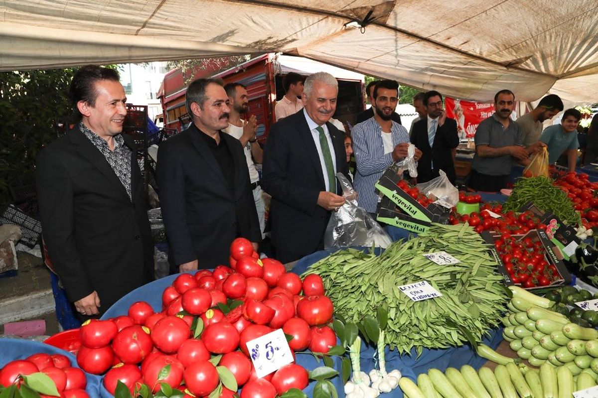 Binali Yıldırım\'dan Tuzla\'da esnaf ziyareti