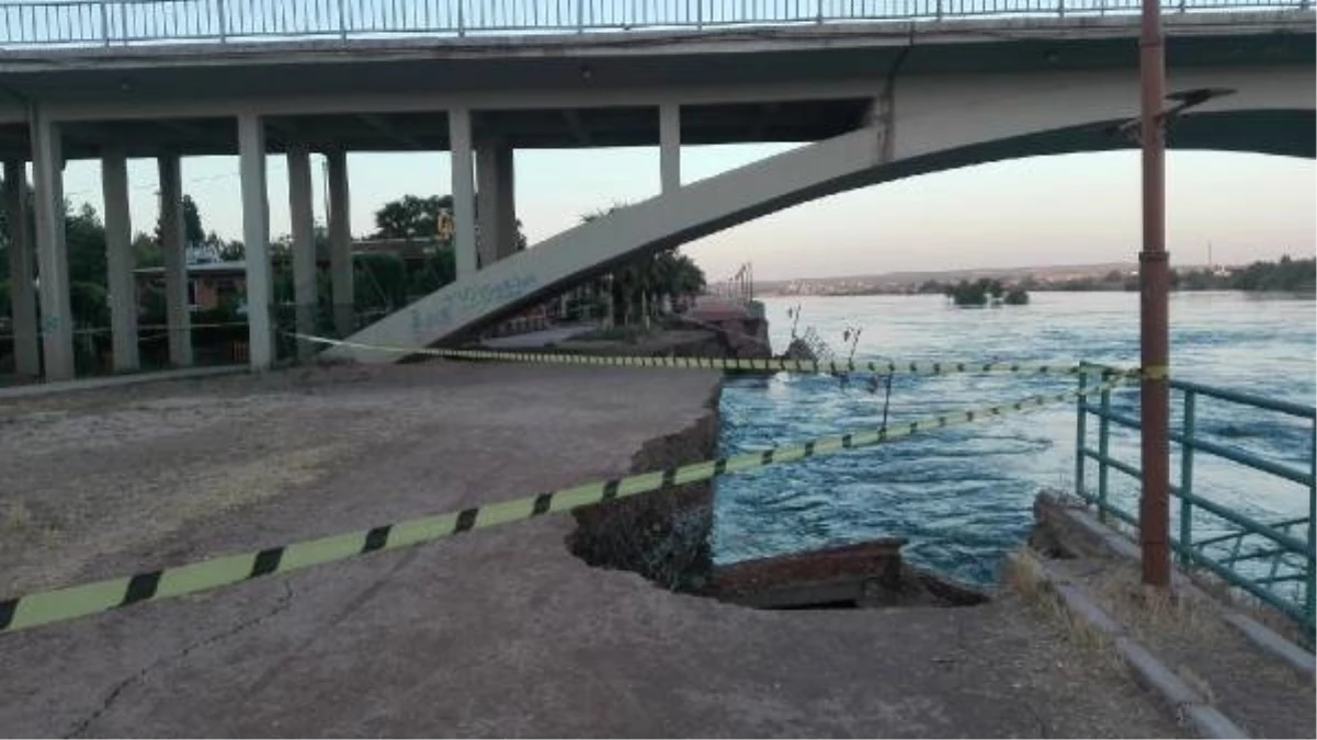 Birecik\'te Fırat Nehri kıyısındaki yol çöktü