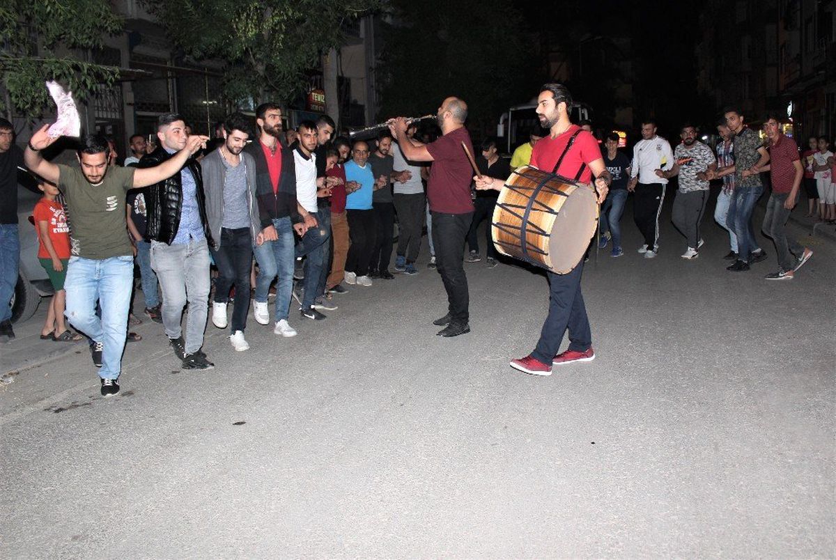 Elazığ\'da davullu klarnetli sahur halayı