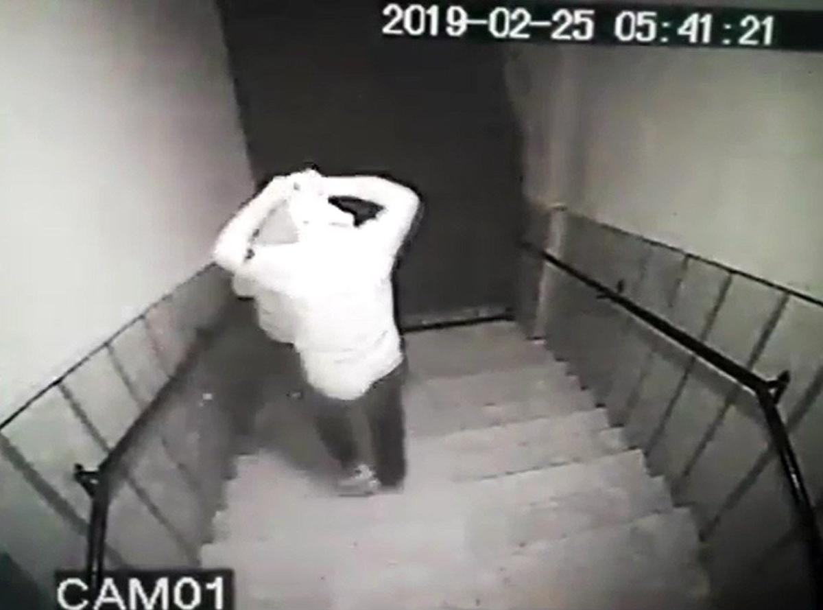 Ev sahibinin silahla hırsızları kovalaması kamerada