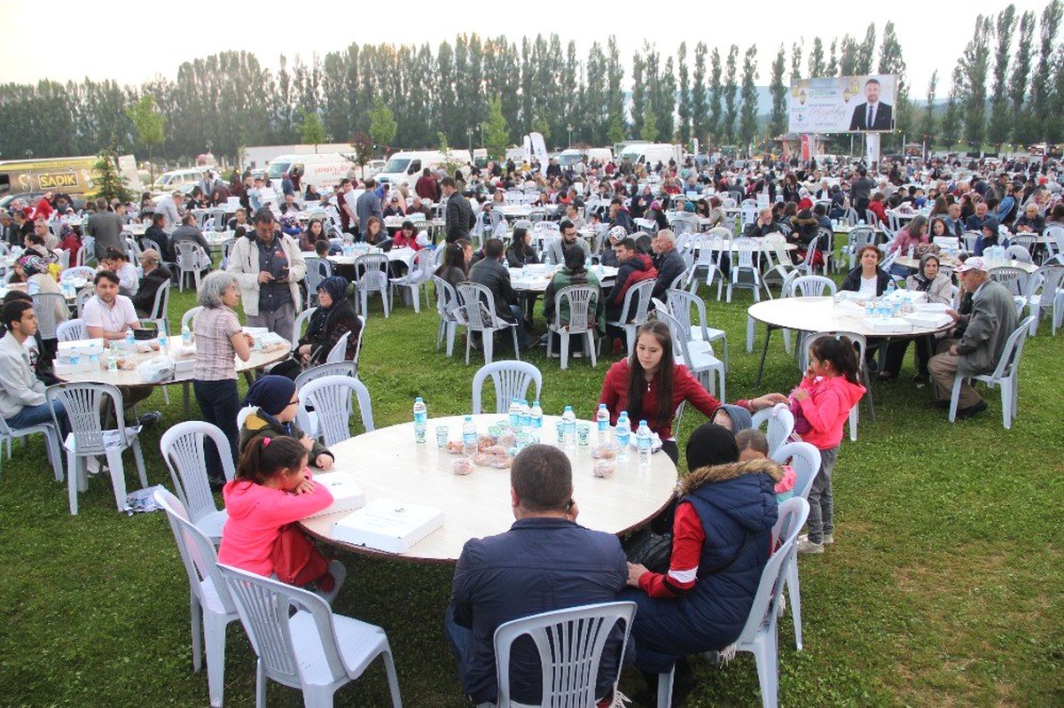 Geleneksel Sivrihisar iftarına yüzlerce vatandaş katıldı