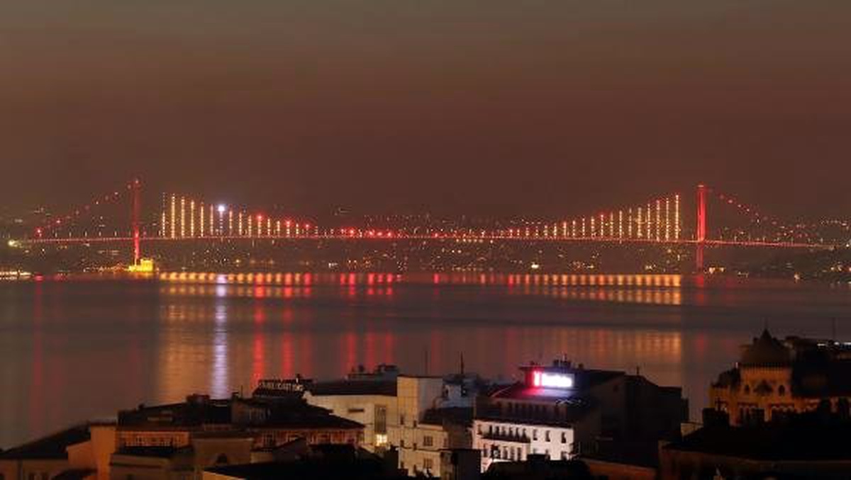 İki köprü sarı kırmızıya büründü