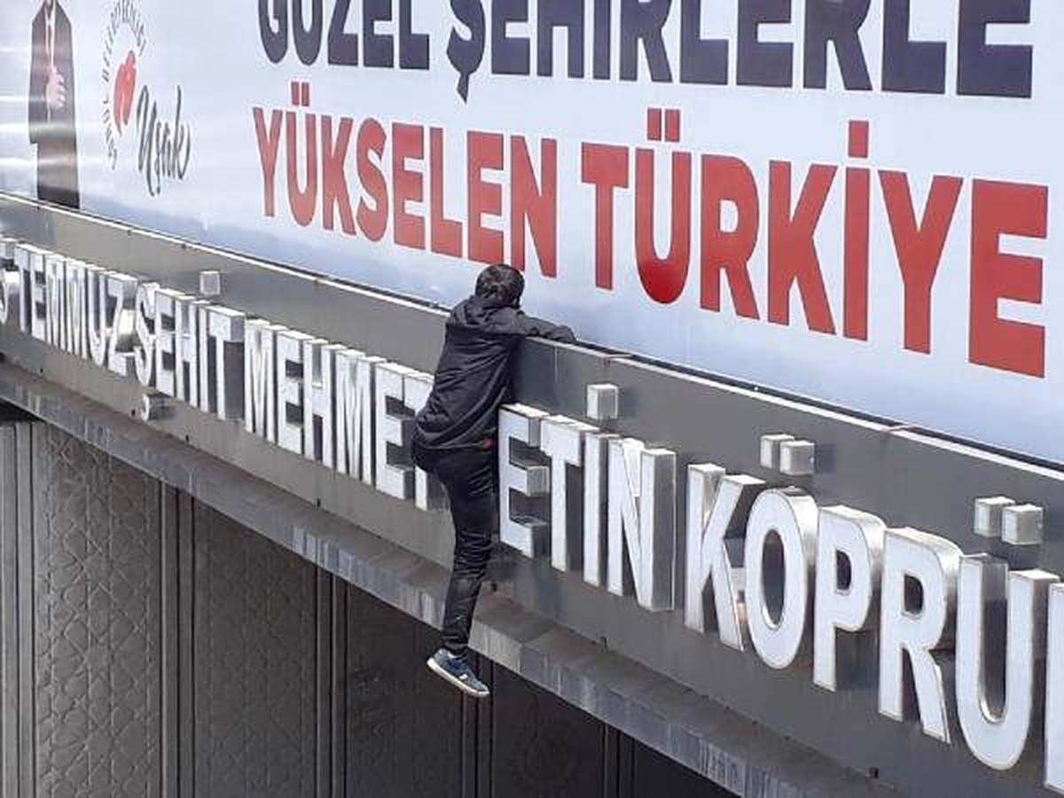 İntihar girişiminde bulunduğu köprülü kavşaktan indirildi, polisten kaçtı