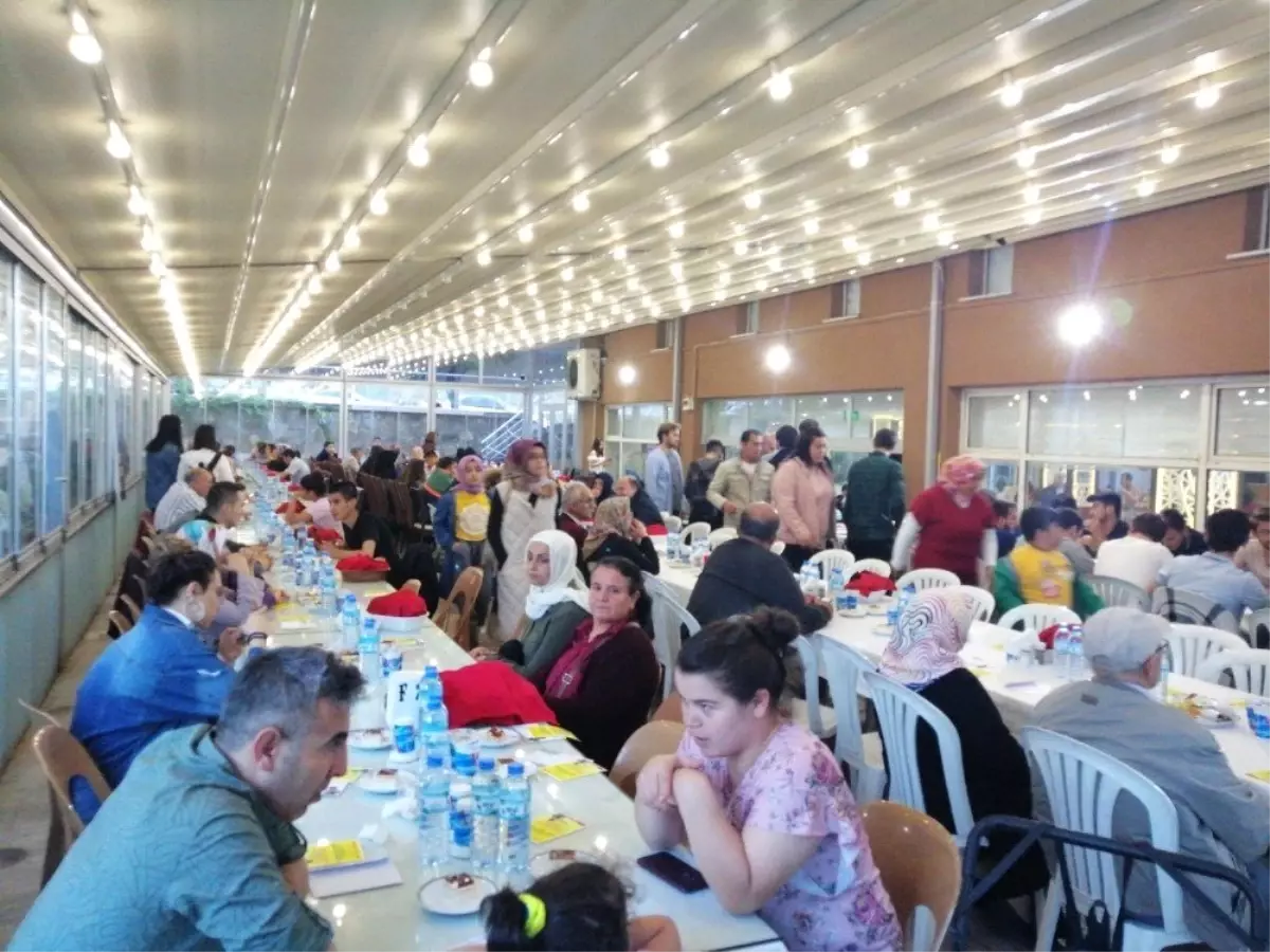 Isparta\'da yetimler yararına iftar