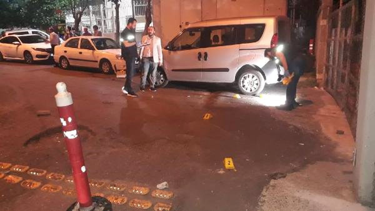 Kağıthane\'de iftar saatinde kafe önündekilere silahlı saldırı: 4 yaralı