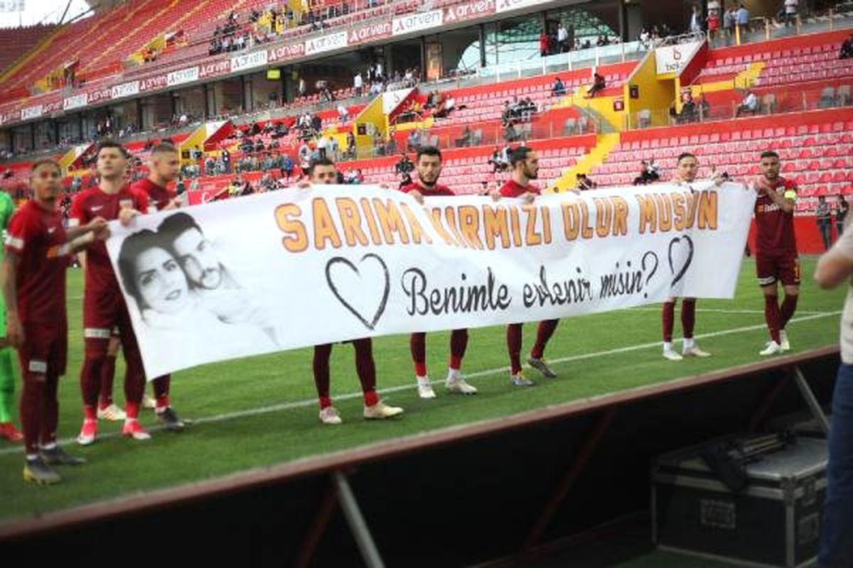 Kayserispor maçında sürpriz evlenme teklifi