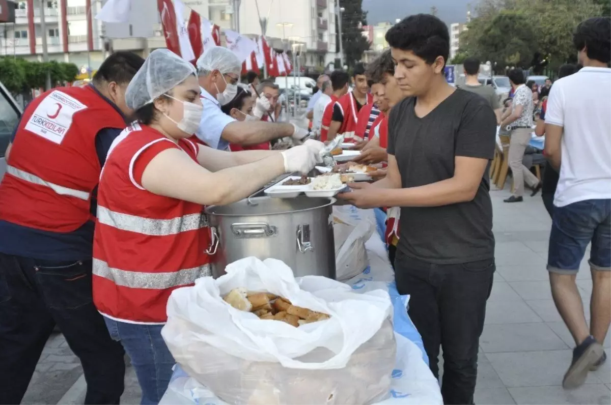 Kızılay Payas\'ta iftar yemeği verdi