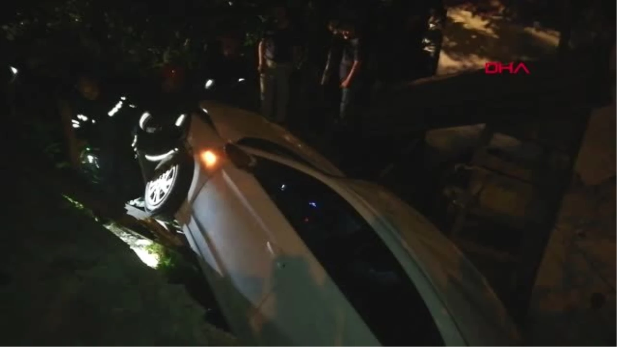 Kocaeli\'de otomobil evin bahçesine düştü: 2 yaralı