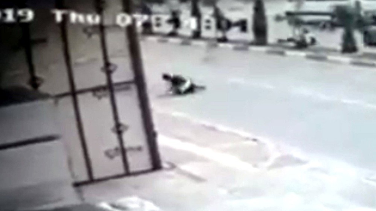 Köpeklerin saldırdığı öğrenciler otomobilin altında kalmaktan son anda kurtuldu
