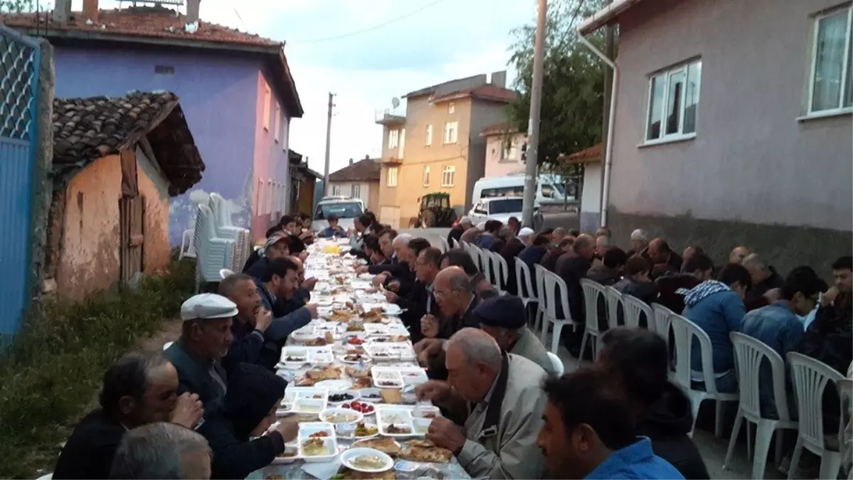 Köy muhtarından 400 kişilik iftar yemeği