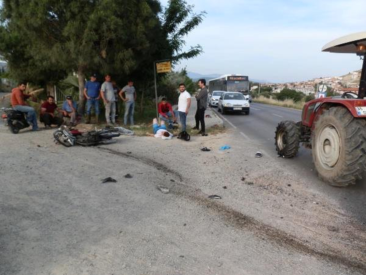 Motosiklet ile traktör çarpıştı: 1\'i ağır, 2 yaralı