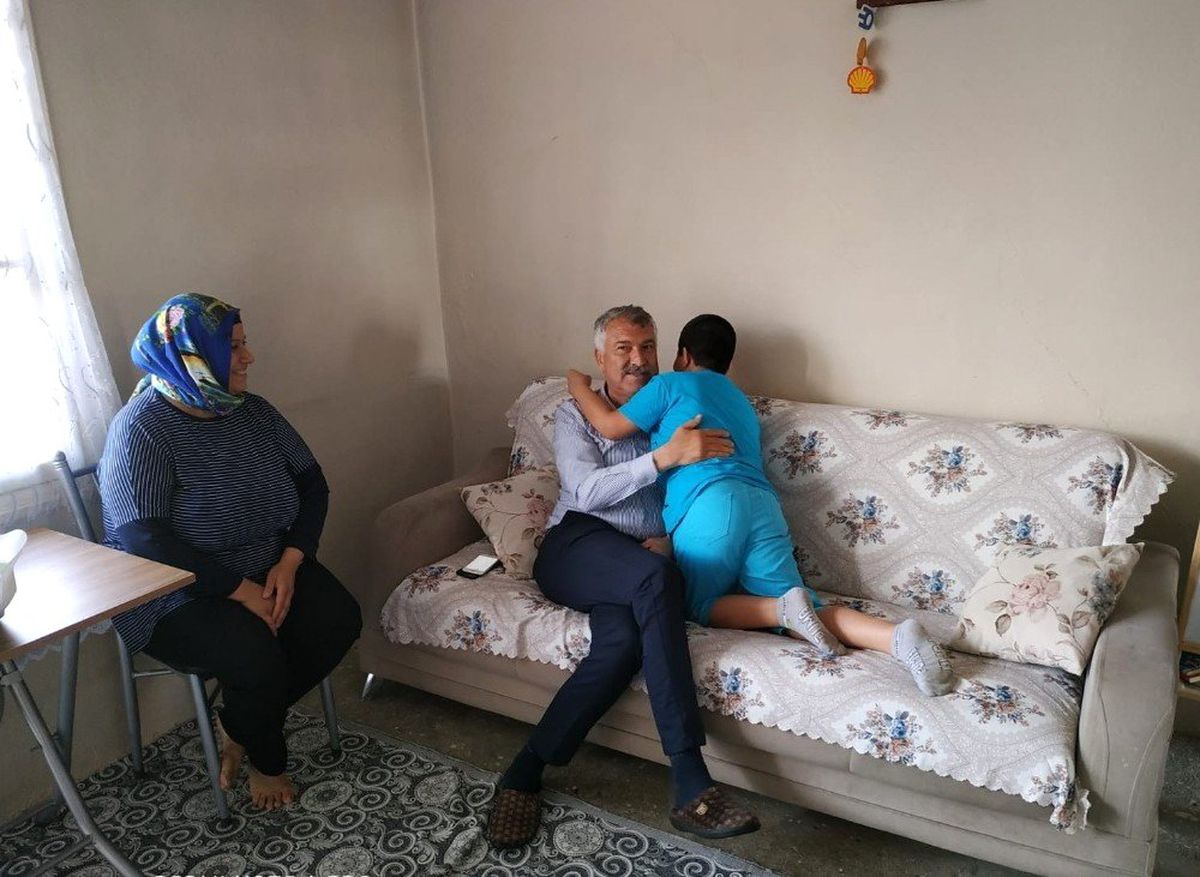 Otizmli Necdet\'in ablası mesaj attı, Başkan Karalar ziyarete gitti