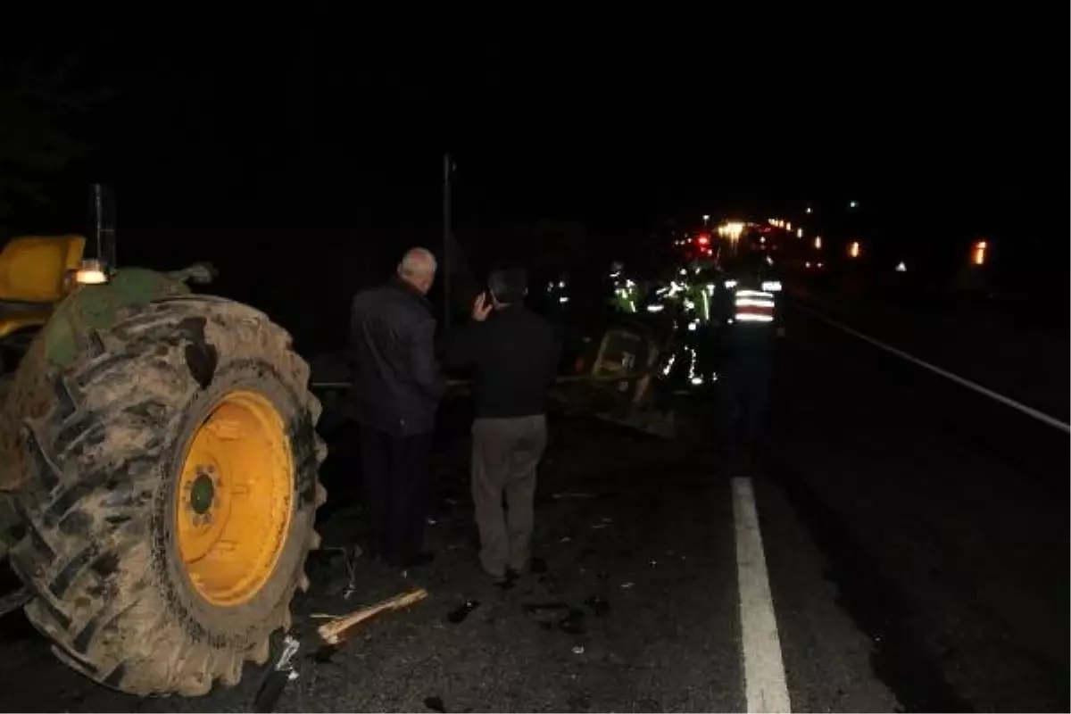 Otobüs traktöre çarptı: 1 ölü, 13 yaralı