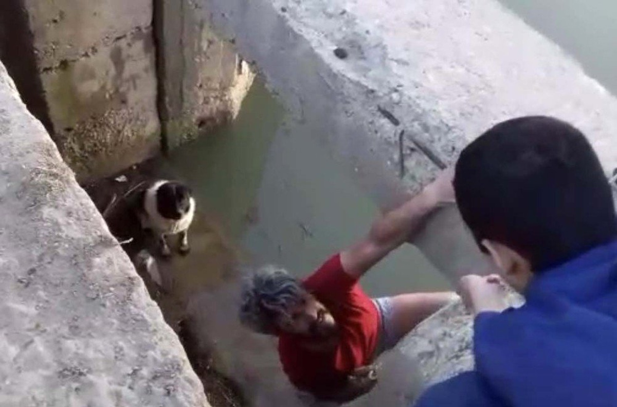 (Özel) Su kanalına düşen köpek kurtarıldı