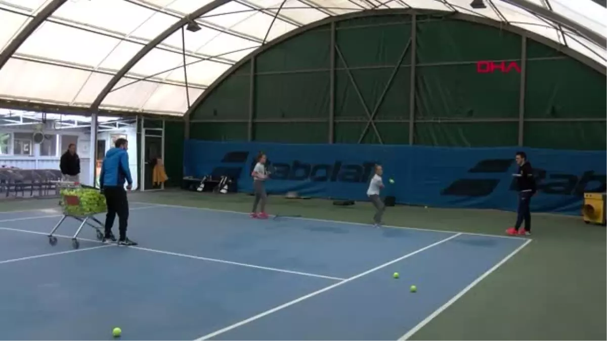 SPOR 12 yaşındaki raket hayallerine tenis ile uzanıyor