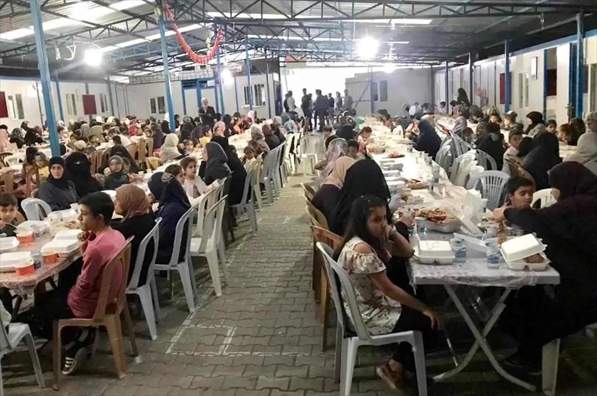 Suriyeli yetim çocuklara iftar