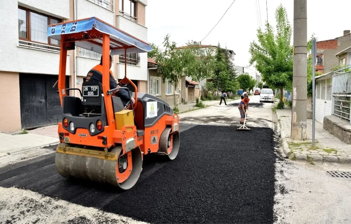 Tepebaşı Belediyesi ekiplerinin yol çalışmaları sürüyor