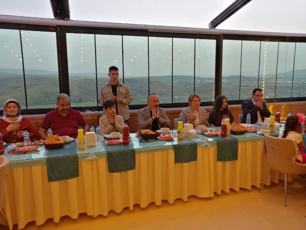 Vali Atik, sevgi evlerindeki çocuklarla iftar açtı