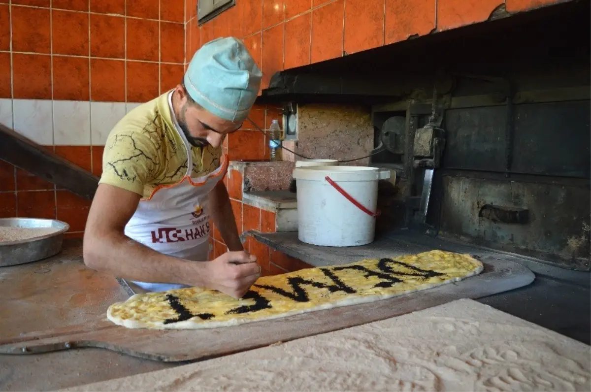 2 buçuk metrelik pide ilgi odağı oldu