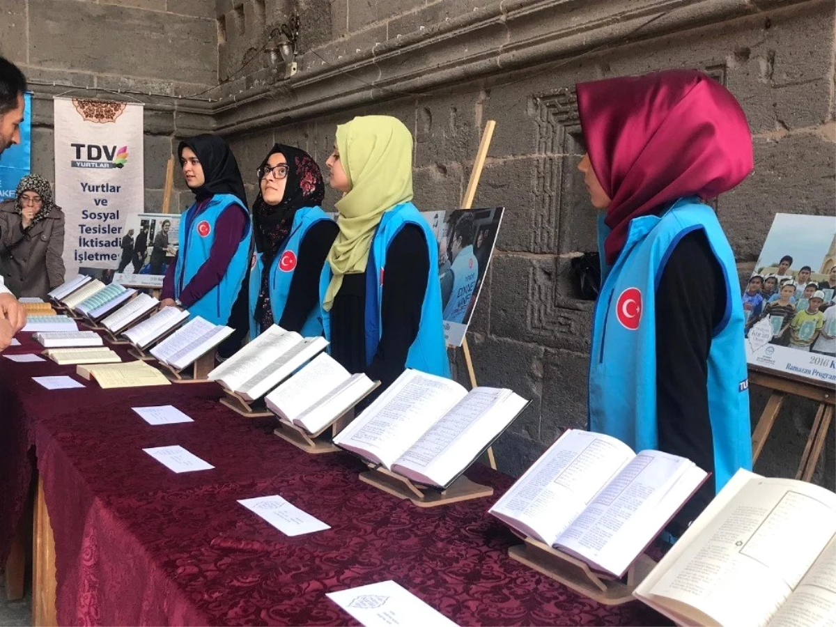 27 dilde yayınlanan Kur\'an-ı Kerim mealleri sergide ziyarete açıldı