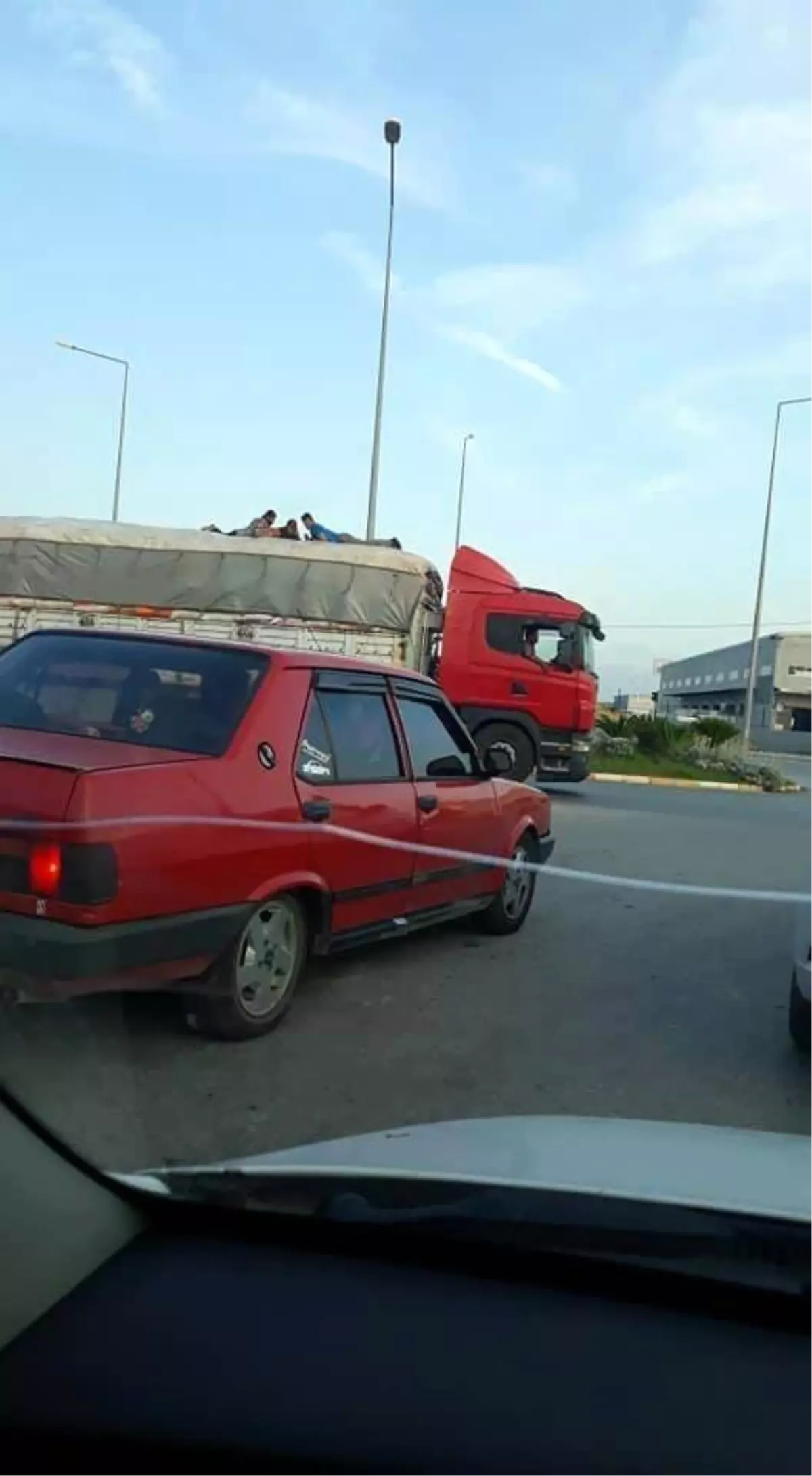 Antalya\'da tır dorsesi üstünde 3 kişinin tehlikeli yolculuğu