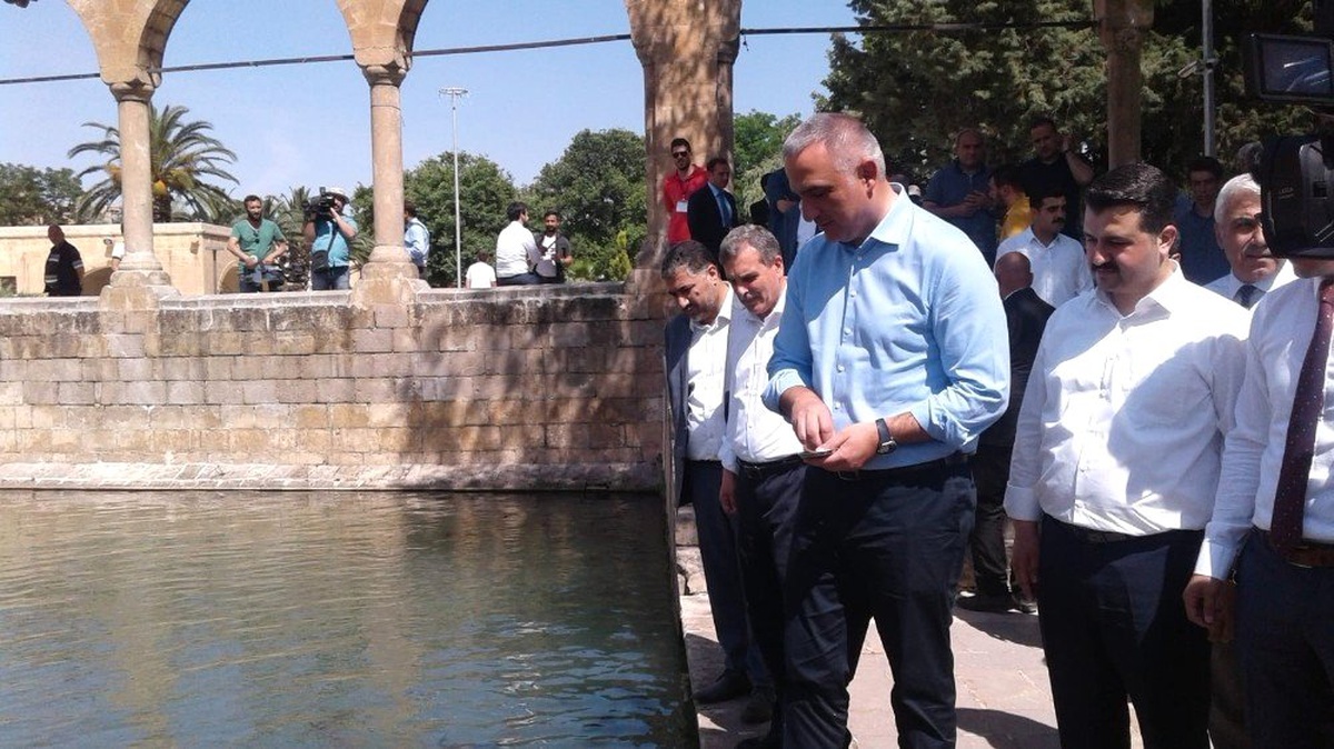 Bakan Ersoy ney dinleyip balıklara yem verdi