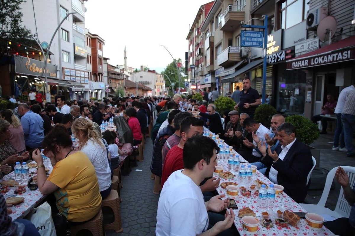 Başkan Akın esnafların iftar davetine katıldı
