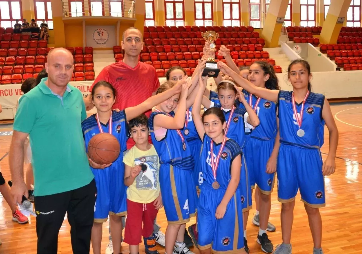 Basketbolda Şehit Halit Yaşar Mine Ortaokulu şampiyon