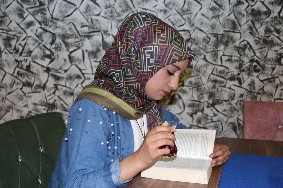 Bu kafede kitap okuyana çay ve kahve ücretsiz