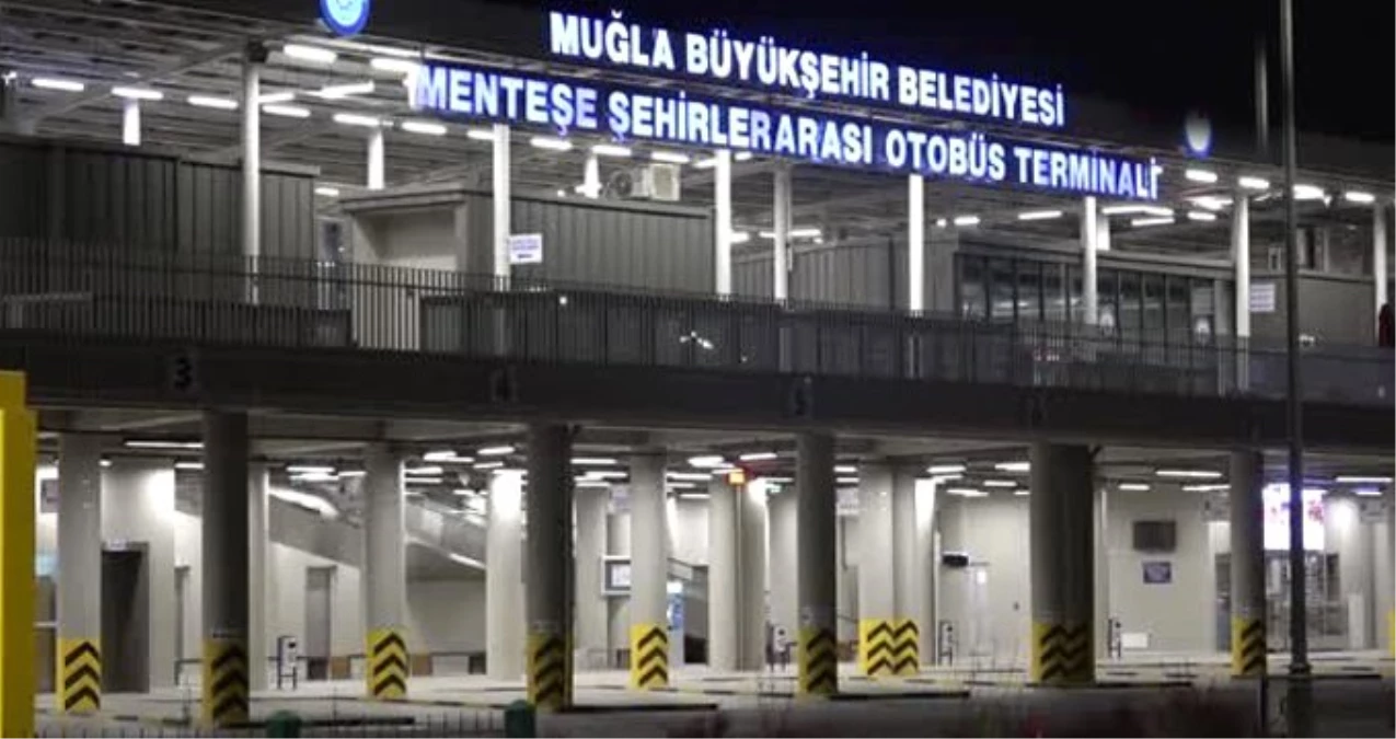 Otogarda Bilet Bulamayınca Bunalıma Giren Vatandaş, Ekmek Bıçağıyla Boğazını Kesti