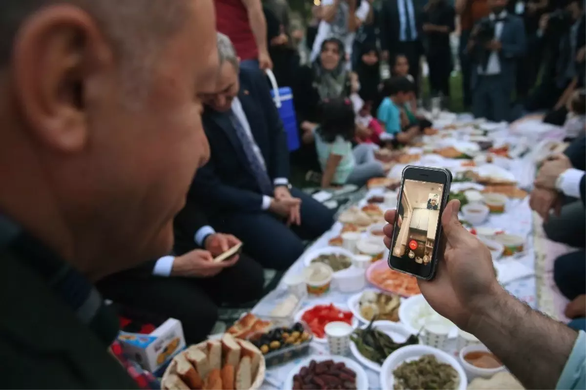 Cumhurbaşkanı Erdoğan piknik sofrasında vatandaşlarla iftar yaptı