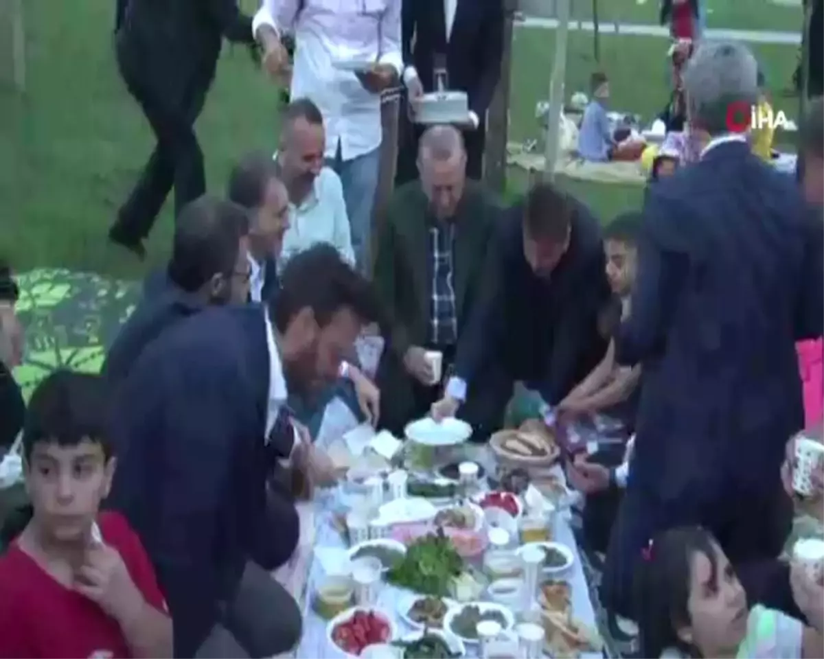 Cumhurbaşkanı Erdoğan piknik sofrasında vatandaşlarla iftar yaptı