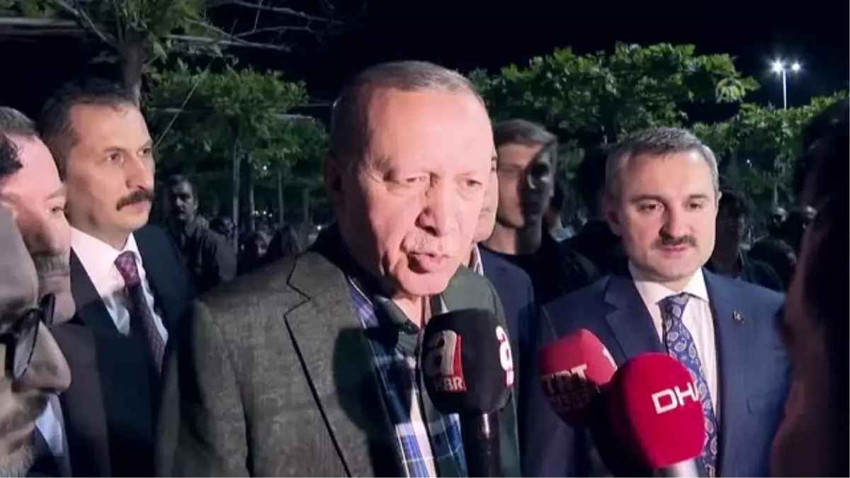Cumhurbaşkanı Erdoğan, vatandaşlarla iftar yaptı (2) - İSTANBUL